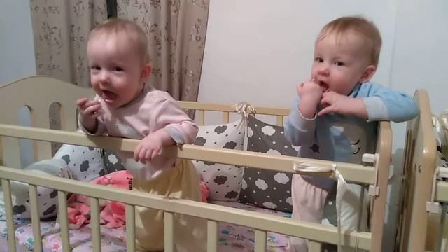 Близнецы не хотят спать смотреть онлайн
