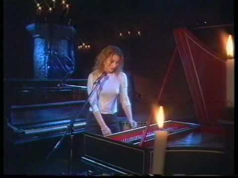 Tori Amos Caught A Lite Sneeze live UK TV 1996 смотреть онлайн
