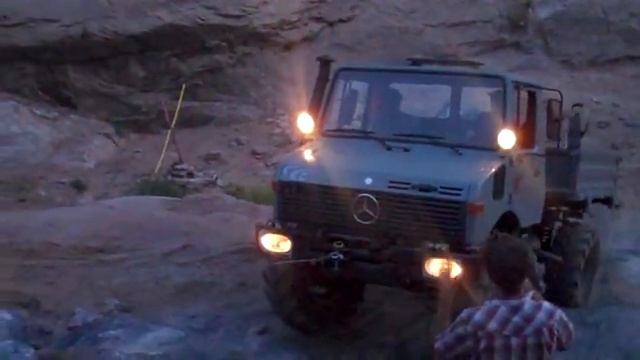 Unimog 1250 Moab Utah 2010 Prichette getting helped w/ winch смотреть онлайн