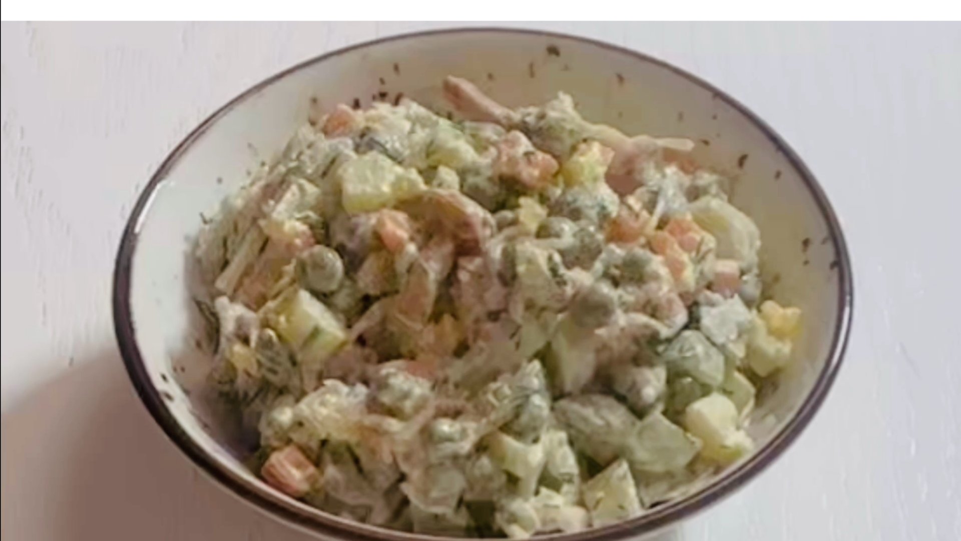 Салат «Зимний» с квашеной капустой и маринованными грибами.