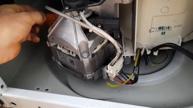 Lavadora Indesit - Cambio de escobillas, Reparación. смотреть онлайн