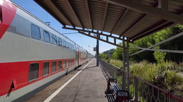 "Промчался, словно пуля!" Электровоз ЭП20-015 с двухэтажным пассажирским поездом. смотреть онлайн