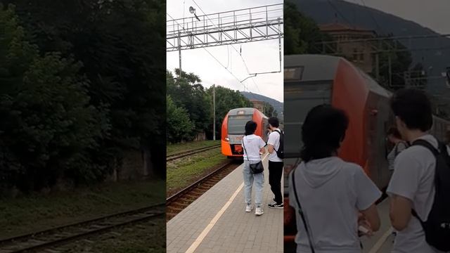 Электричка Ласточка подъезжает к жд вокзала в Пятигорске смотреть онлайн