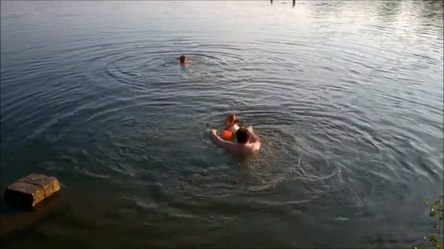 Дедушка учит Алису плавать * Grandpa Teaches Alice to Swim смотреть онлайн