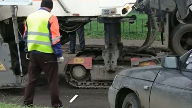 В Ярославле на Моторостроителей фрезеруют дорожное смотреть онлайн