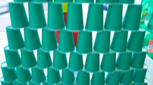 Сеня построил Гигантские Пирамиды из цветных Стаканчиков и сбивает их Машинками