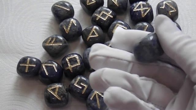Руны скандинавские. Содалит №9/360, 1,9-2,2 см. Галмей и Богема (psigeliya) смотреть онлайн
