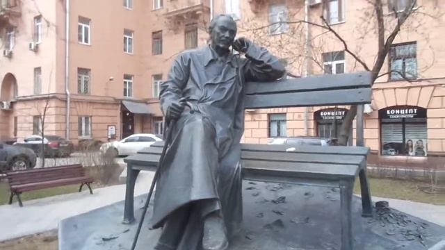 Поэту памятник интересный