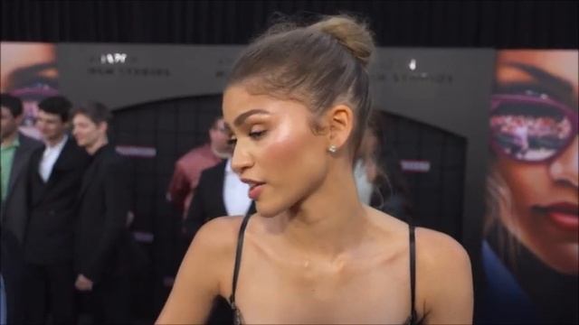 TINA GREY FROM RED CARPET DRIVE INTERVIEWS ZENDAYA AT CHALLENGERS PREMIERE смотреть онлайн