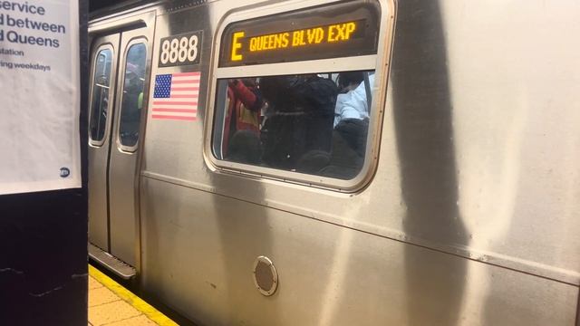 MTA NYCT: R160B Siemens 8888 on the E line at Queens Plaza смотреть онлайн