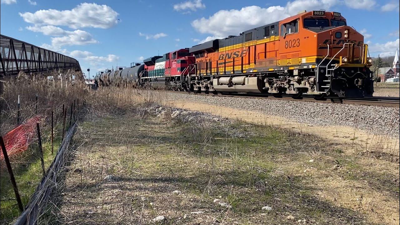 BNSF Manifest Train w/ Ferromex Locomotive moves thru Savanna, IL! 4/12/2024 смотреть онлайн