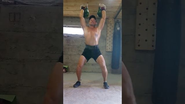 21-15-9. Взятие двух гирь + толчок 2х 24 кг. 400 - 300 - 200. Бег 🏃 смотреть онлайн