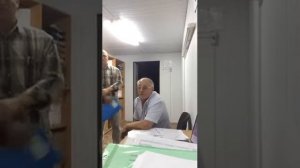 Пришёл за деньгами со стволом.