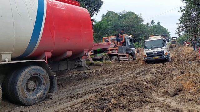 TRUKNYA SAMPAI PATAH BANGKU MESIN DEMI SELAMATKAN TRUK YANG TERPURUK смотреть онлайн