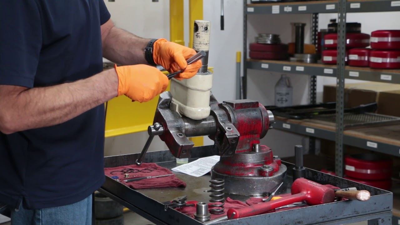 Part 3: Rebuild the Crown PTH50 Hydraulic Unit with the new seal kit смотреть онлайн