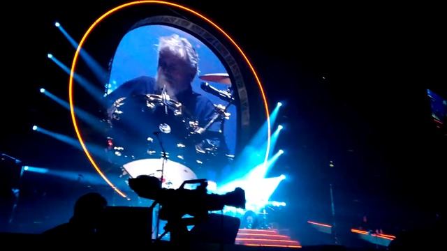 Queen+Adam Lambert 18 01 2015 Bass Solo, Drum Battle, Under Pressure (partial), London O2 Arena смотреть онлайн