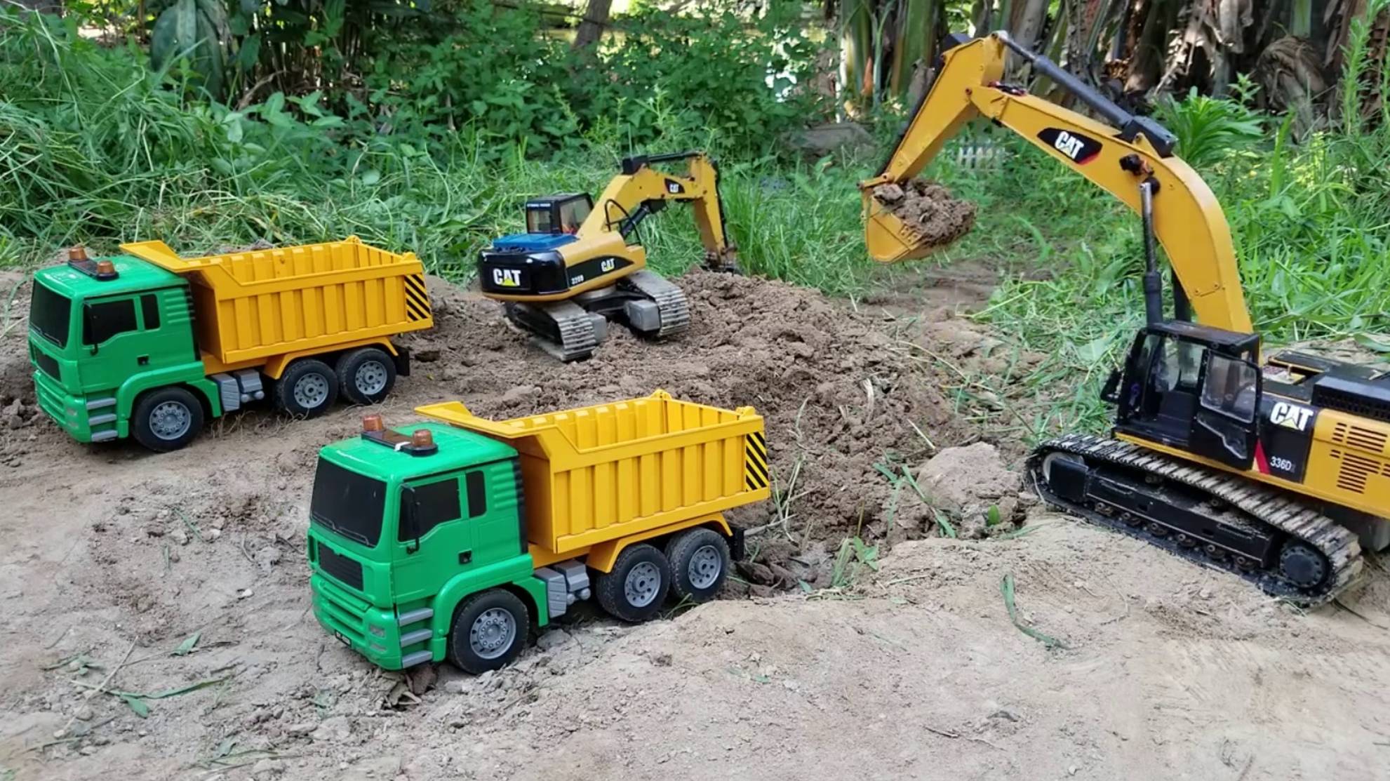 Экскаватор загружает самосвал. Игрушки машинки #экскаватор #самосвал #машинки #игрушки #спецтехника смотреть онлайн