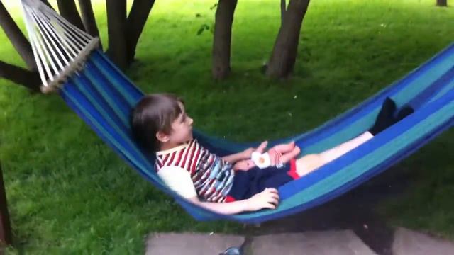 ВАНЯ КАЧАЕТСЯ В ГАМАКЕ В ОЧЕНЬ ЖИВОПИСНОМ МЕСТЕ ПАРКА 