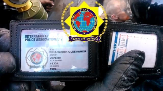 Беркут поймал западного наёмника на майдане! смотреть онлайн