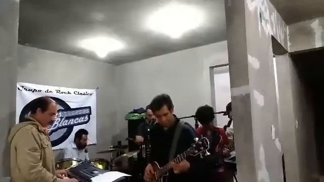 COMO QUIEN PIERDE UNA ESTRELLA (COVER BATAS BLANCAS) смотреть онлайн