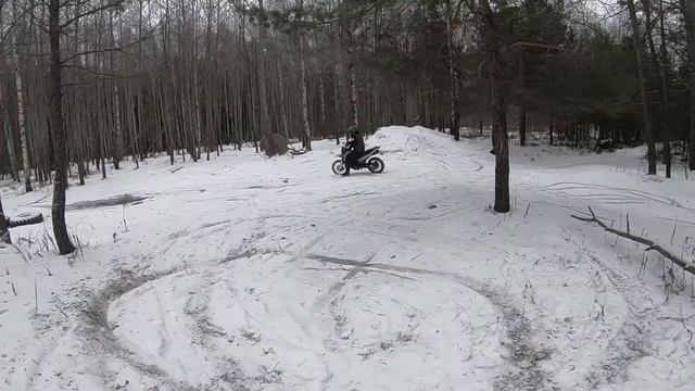 Эндуро зимой в лесу смотреть онлайн