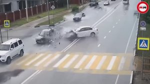 Неожиданные аварии и серьёзные ДТП. Удары на перекрестках. Пытались оба проскочить на жёлтый свет.