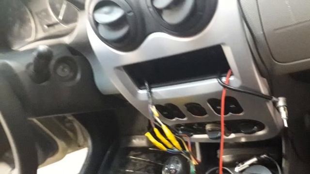 Renault Sandero 2010 г. в. Установка системы акустики.