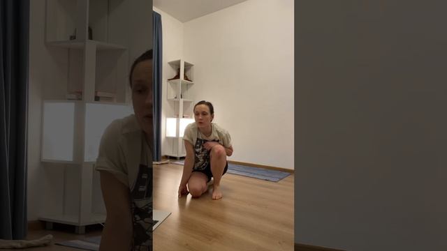 Выпады (растяжка мышц-сгибателей бедра). смотреть онлайн