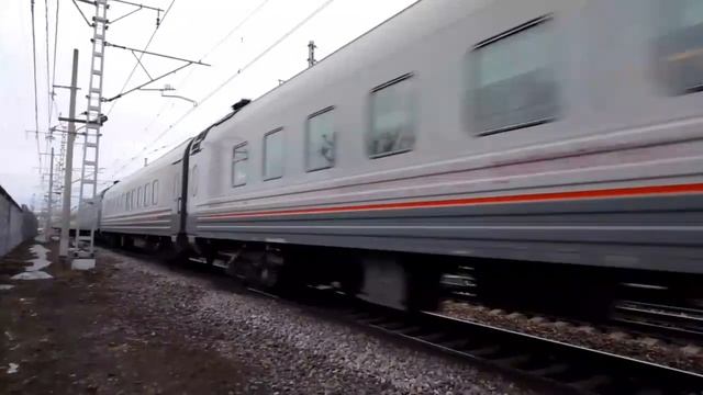 Таврия! Проезд ЭП20-006 с поездом Санкт-Петербург - Севастополь рядом со станцией Чудово-Московское смотреть онлайн