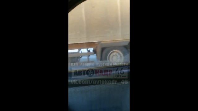 На Объездной "Валдай" заехал под фуру смотреть онлайн