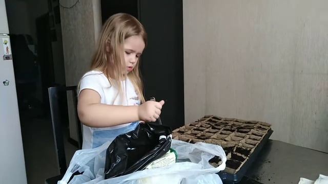 Маша сажает в первый раз, свои первые цветы. смотреть онлайн
