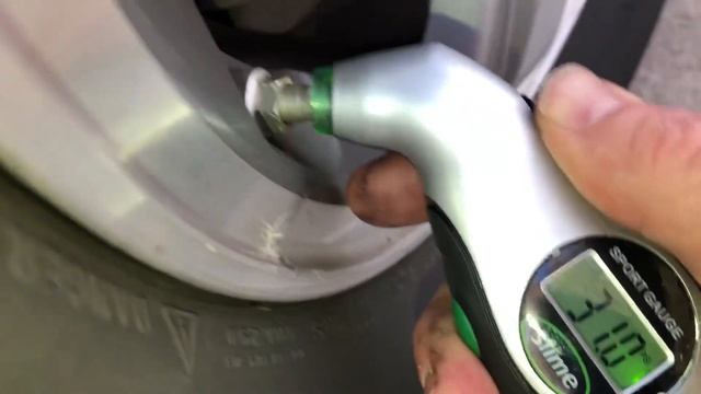 DIGITAL TIRE PRESSURE GAUGE REVIEW - GREAT TOOL! смотреть онлайн