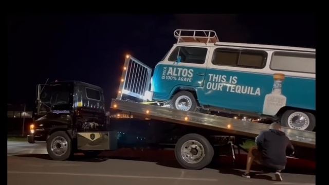 Isuzu NPR Rollback and Volkswagen Bus смотреть онлайн