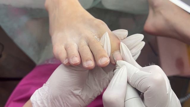 Обработка пальчиков ног. Покрытие гель-лак. смотреть онлайн
