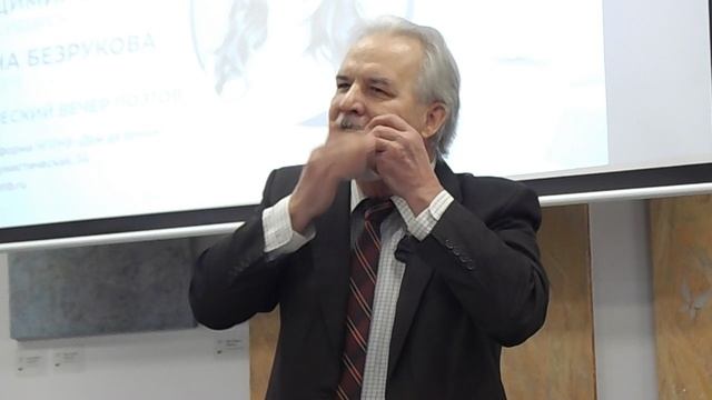 Владимир Берязев исполняет на варгане (комузе)