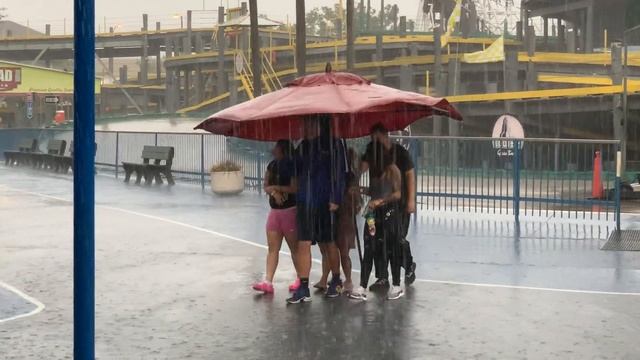 Kindness in action - amusement park employee keeps guests dry смотреть онлайн