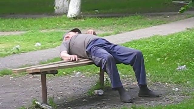 Пьяный на лавке смотреть онлайн