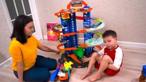 Умар играет с игрушечными машинками Hot Wheels | Ultimate Garage  Hot Wheels