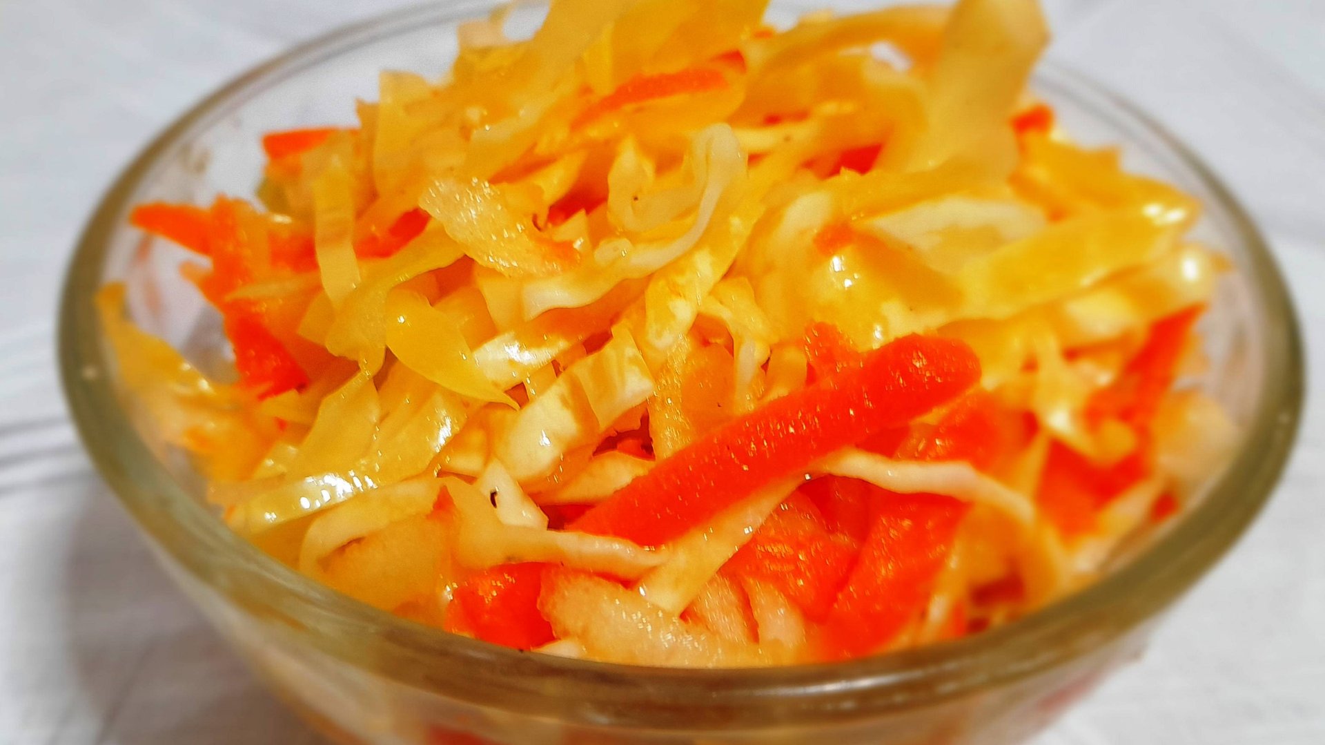 Легкий салат с капустой, морковью и яблоком смотреть онлайн