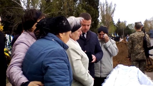 Кривой Рог.Похороны Максима Черкуну.Вручения награды матери героя . смотреть онлайн