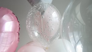 Воздушный шар с наполнением белым пенопластовым конфетти