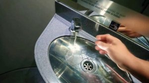 Туалет в поезде. Вода под сенсором.