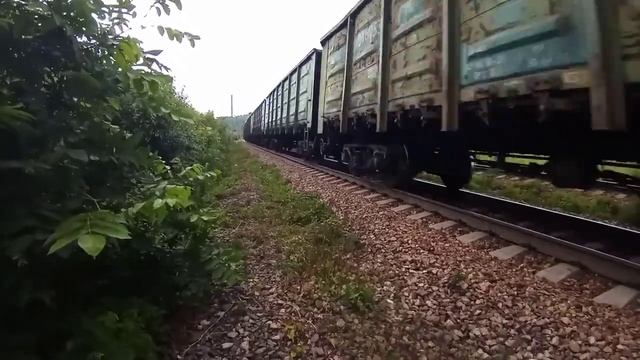 Вечерняя встреча. Электровозы 4ЭС5К-004 и 3ЭС5К-282 "Ермак" с грузовыми поездами и приветом смотреть онлайн