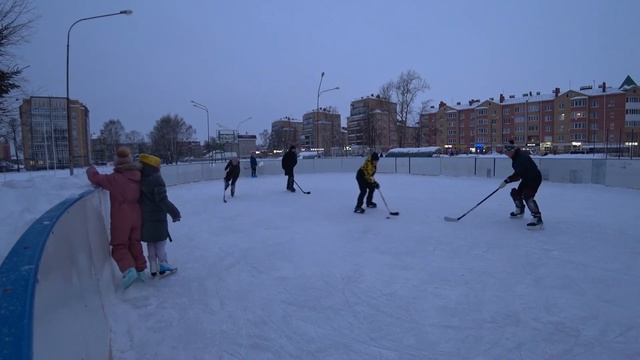 дворовый хоккей на релаксе с молодежью)) смотреть онлайн