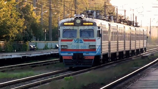 Электропоезд ЭР9Т-668 следует по станции Заворичи смотреть онлайн