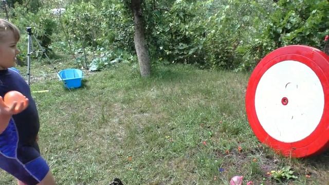 ИГРАЕМ В БОМБАЧКИ С ВОДОЙ/ВИДЕО ДЛЯ ДЕТЕЙ смотреть онлайн
