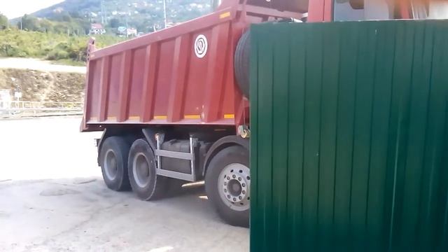 Две машины заезжают видны СО смотреть онлайн