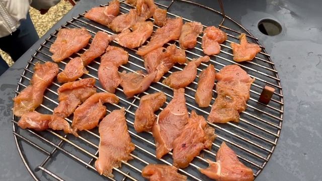 Джерки / мясные чипсы с дымным ароматом на угольной коптильне Weber смотреть онлайн