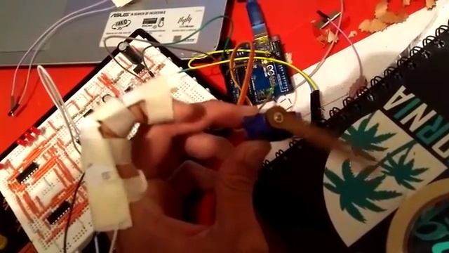 Control de micro Servo con Sensor Flex Casero. смотреть онлайн