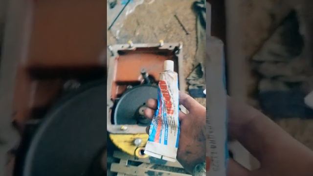 Остатки герметика.